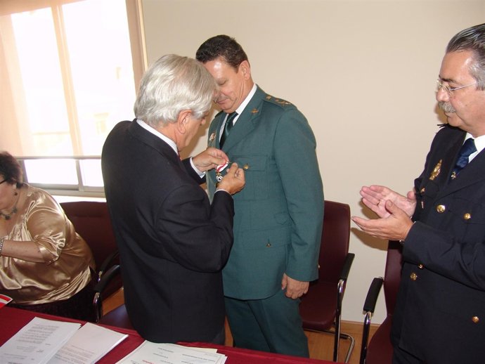 Entrega De La Medalla De Plata De La Cruz Roja