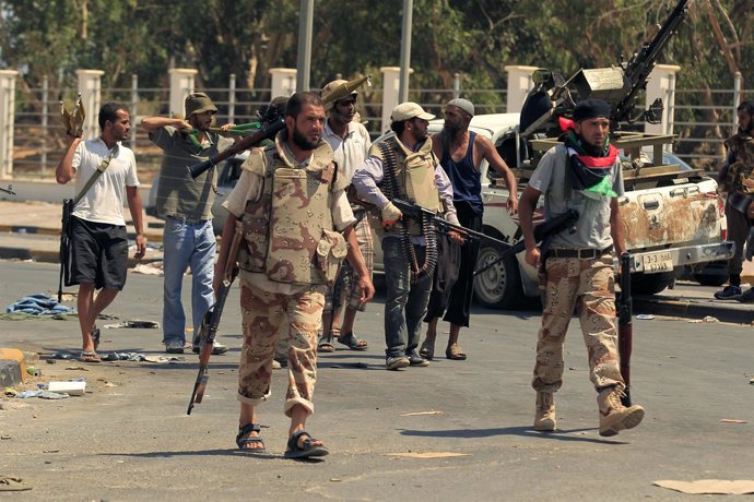 Rebeldes Libios Buscando Gadafistas Por Las Calles De Trípoli