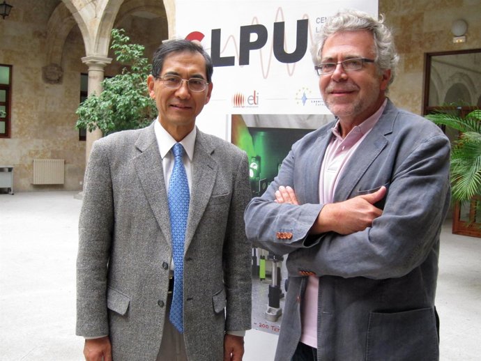 El Experto Toshiki Tajima En Compañía Del Director Del Centro De Láseres 