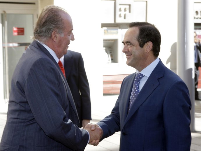 El Rey Saluda A Bono En Un Acto Conmemorativo De La Constitución De 1812