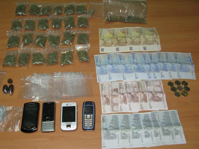 Droga Y Otros Efectos Ocupados Al Vecino De La Cistérniga