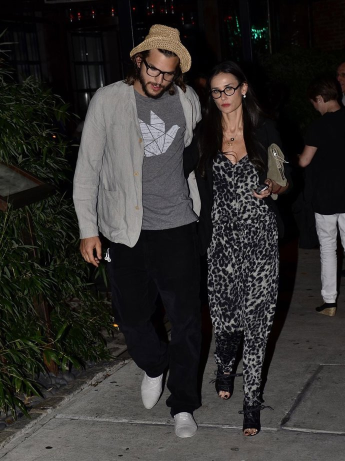 Ashton Kutcher Y Demi Moore Andando Por La Calle