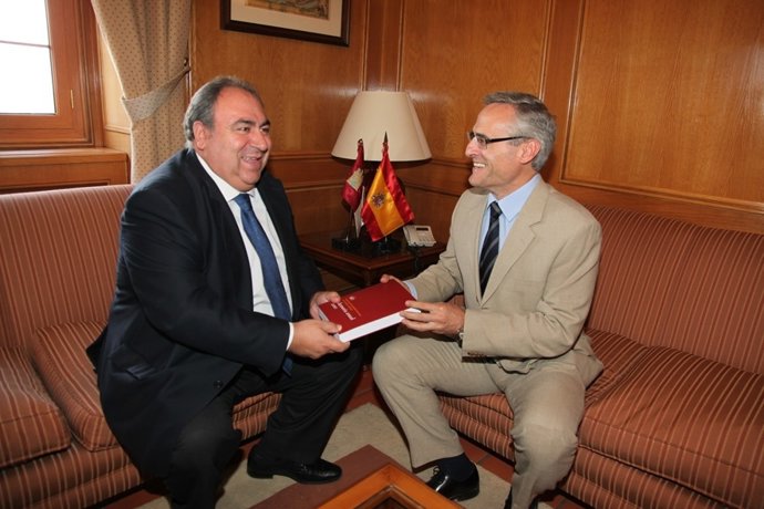 Tirado Con El Fiscal Jefe De C-LM