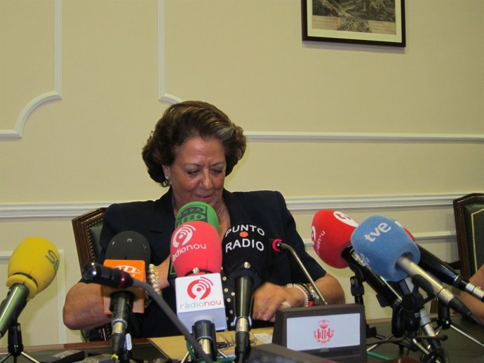 Barberá Ante Los Medios Al Anunciar La Suspensión De La Mostra