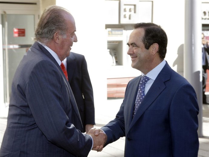 El Rey Saluda A Bono En Un Acto Conmemorativo De La Constitución De 1812