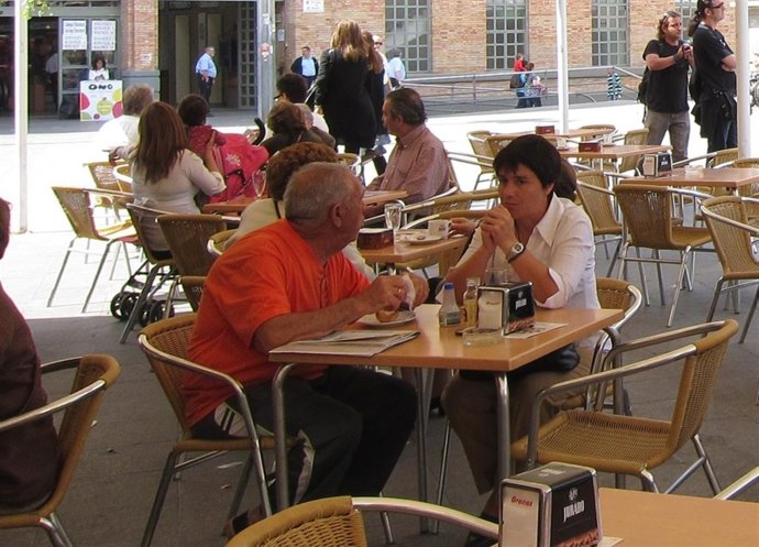 Imagen De Varios Turistas En Una Terraza