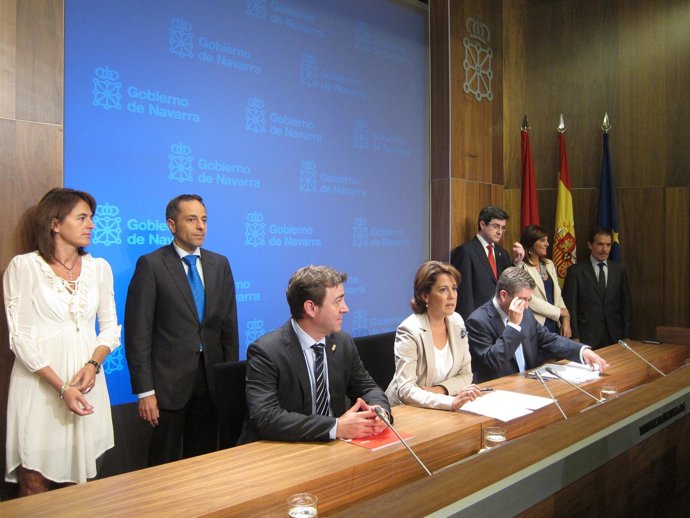 La Presidenta De Navarra, Yolanda Barcina, En Rueda De Prensa Con Su Gobierno.