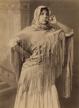 Una Tabacalera En La Fábrica De Tabacos De Sevilla