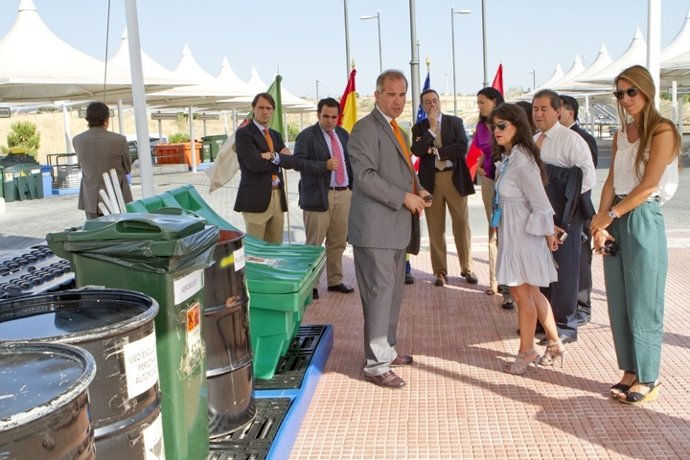 Delegación Visitando El Punto Limpio