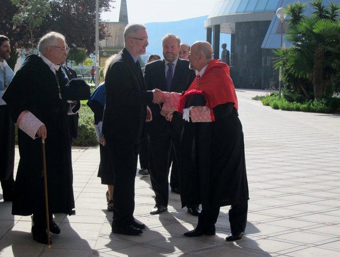 Ávila Saluda A Un Profesor De La UJA, En Prensencia Del Rector, Manuel Parras.
