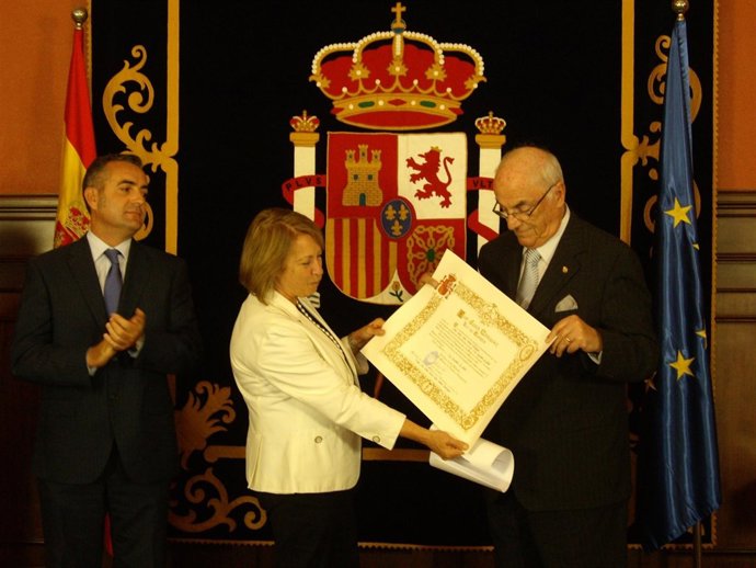Entrega De Medalla Al Mérito En Trabajo En Categoría Oro A Maria Rosa Alonso