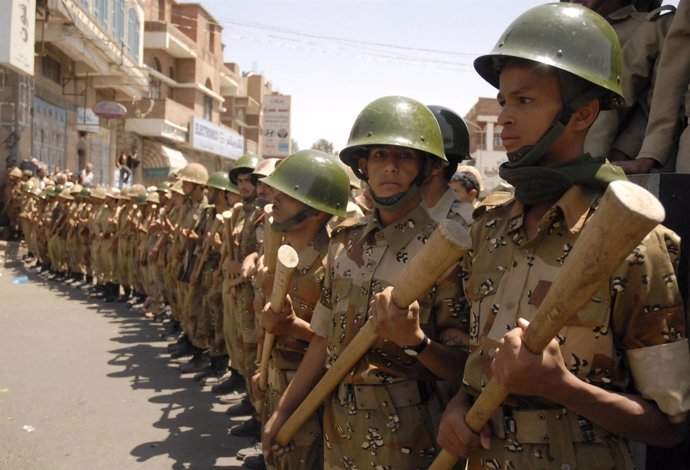 Los Soldados Del Ejército Impiden El Paso De Una Manifestación En Yemen