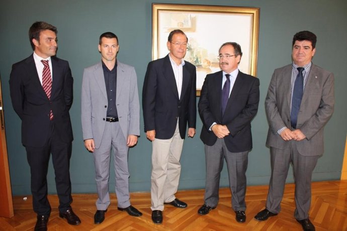 Cámara, En El Centro Con Representantes De FRECOM