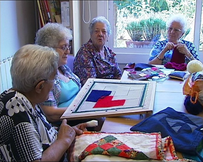 Ancianos En Una Residencia Geriátrica En Alella