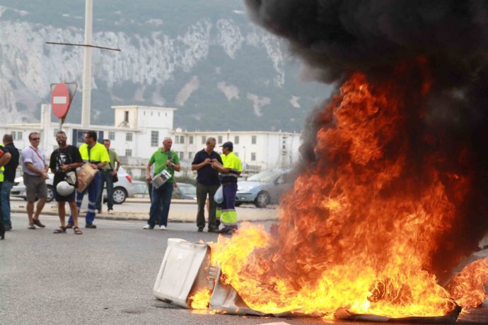 Trabajadores De La Línea Queman Neumáticos En La Frontera Con Gibraltar