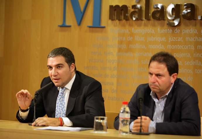 Elías Bendodo Y Sebastián Rueda Durante Una Rueda De Prensa