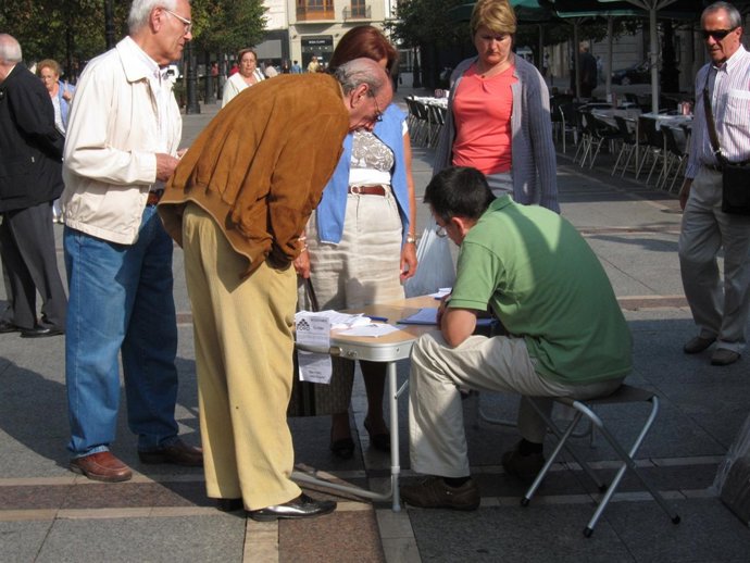 Una Mesa De Recogida De Firmas De Foro Asturias