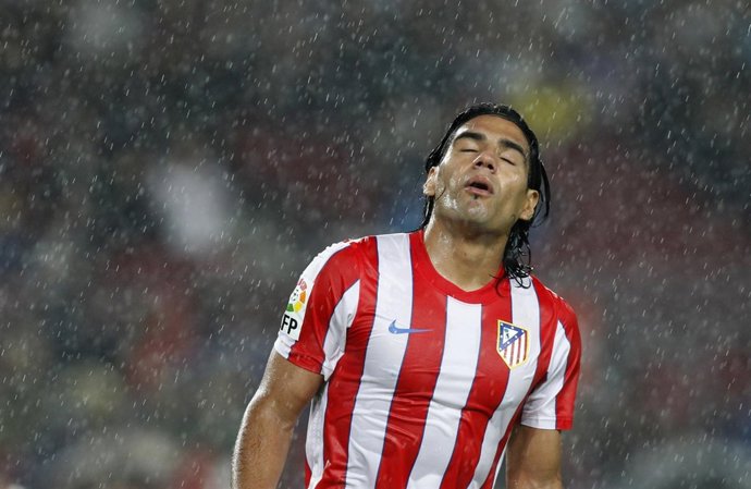 El Colombiano Falcao Se Lamenta En El Camp Nou