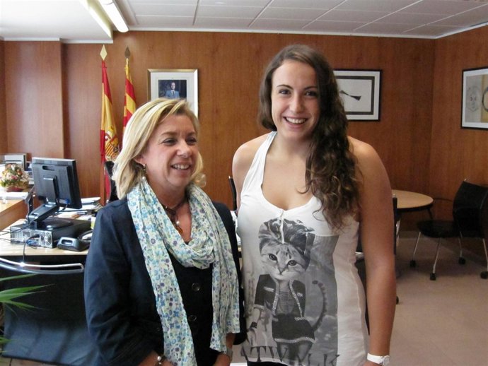 La Consejera Dolores Serrat Y La Deportista Andrea Blas