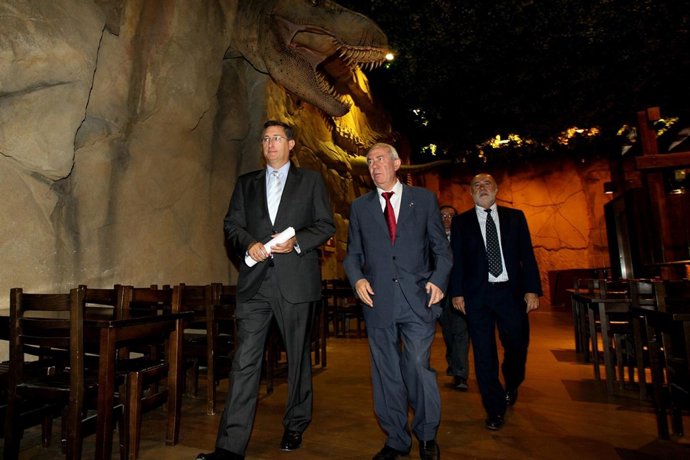 El Alcalde De Teruel Y El Consejero De Economía Y Empleo En Dinópolis