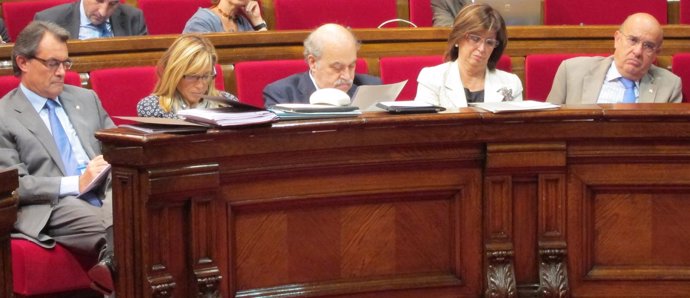 Artur Mas Y Consellers En El Parlament