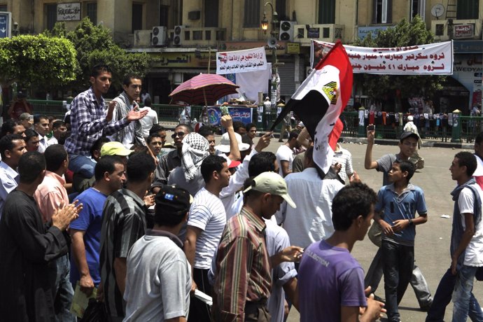Manifestantes En La Plaza Tahrir De Egipto