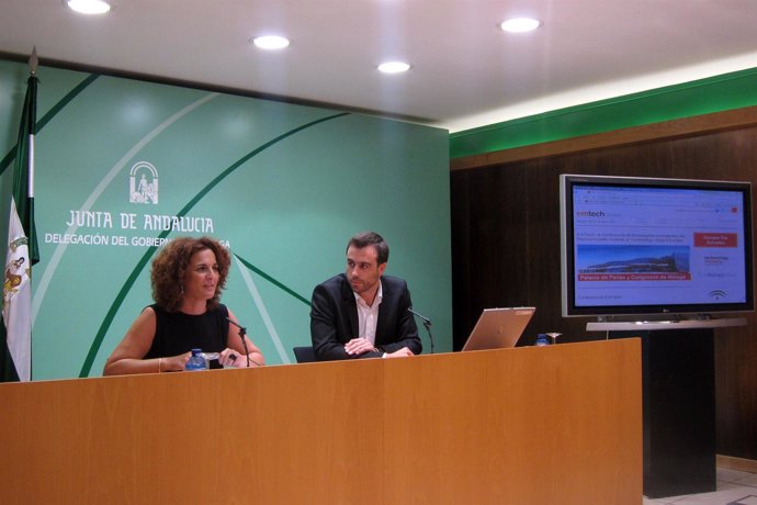 Pilar Serrano Y Pedro Moneo En Una Rueda De Prensa En Málaga 