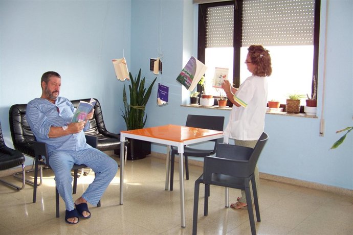 Área De Salud VI Vega Media Acoge La Obra Poética De La Artista Carmen Montero