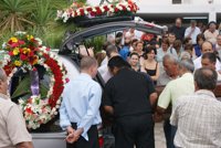 Vícar despide en un multitudinario funeral a la mujer asesinada supuestamente por su marido 