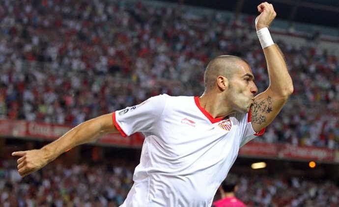 Negredo Celebra Un Gol Con El Sevilla 