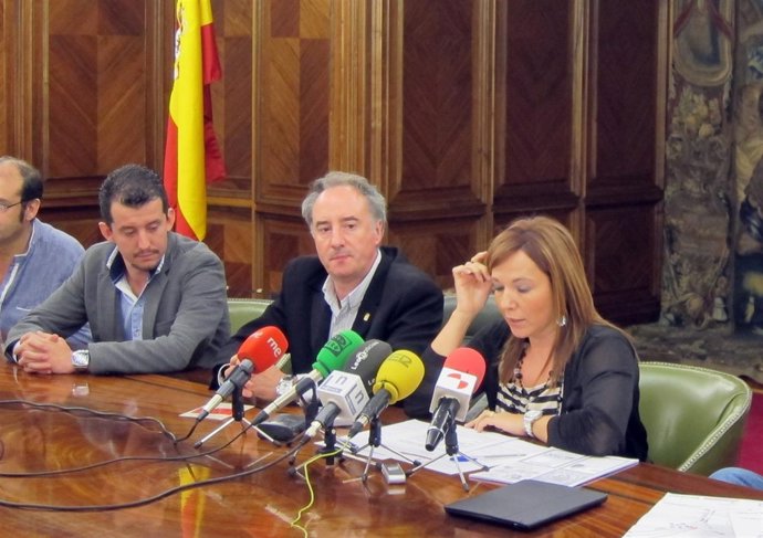 María José Álvarez (D) Y A Su Lado Juan Pablo García