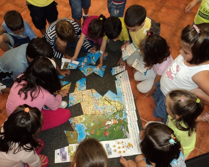 Niños Jugando En Una Ludoteca 