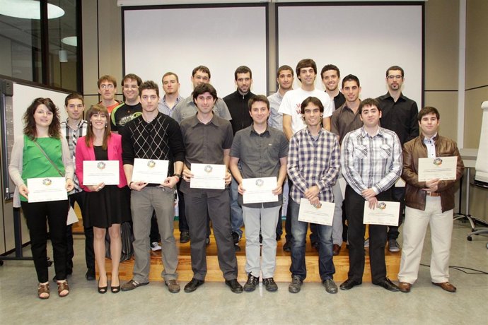 Los Primeros Alumnos Del Aula En El Acto De Entrega De Sus Diplomas.