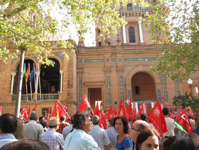 Concentración De CCOO Y UGT En La Subdelegación Del Gobierno En Sevilla