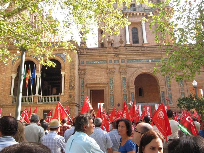 Concentración De CCOO Y UGT En La Subdelegación Del Gobierno En Sevilla