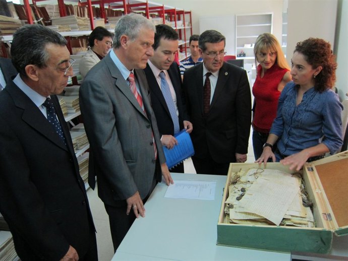 Alonso Contempla Parte De Los Fondos De La Fundación Inés Luca Terrero