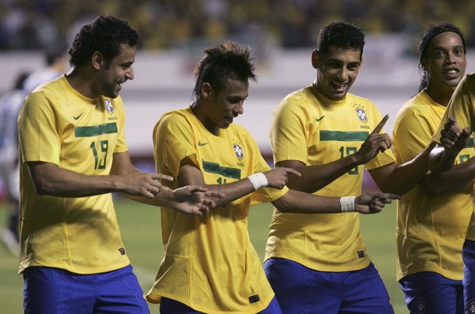 Neymar Celebra El 2-0 Con Sus Compañeros