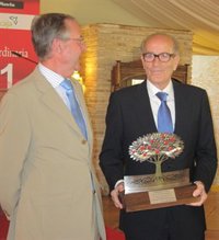 Hersilio García Baquero recibe el premio de la Asociación de Empresa Familiar