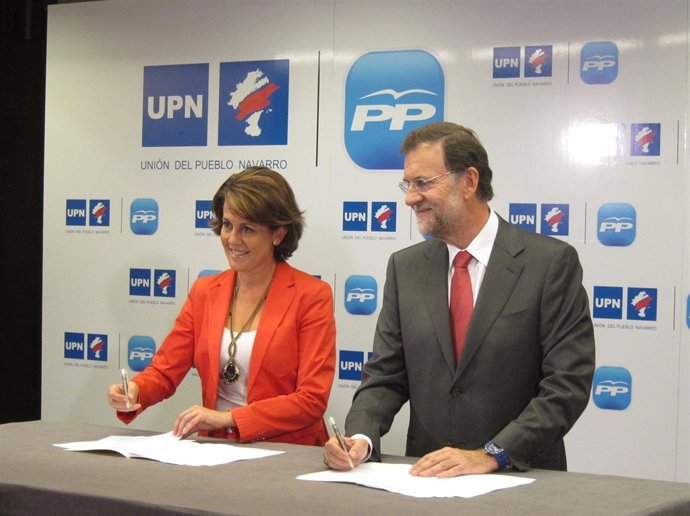 Yolanda Barcina Y Mariano Rajoy, Firmando El Acuerdo UPN-PP Para El 20N.