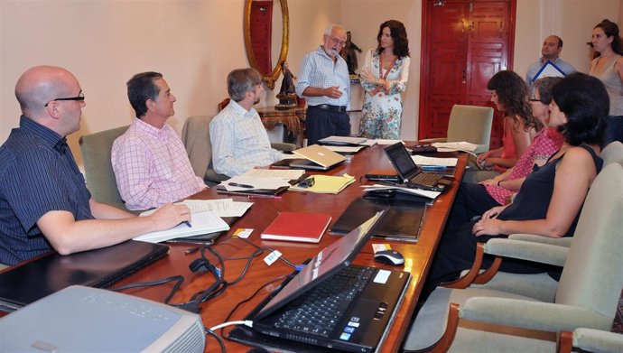 Pilar Gracia (Al Fondo, De Pie) Durante La Reunión