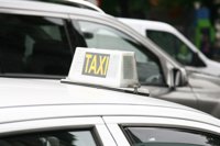 Asociaciones de Consumidores valoran que taxis suban por debajo del IPC pero recelan de la tarifa de servicio telefónico