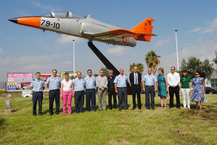 El Avión C-101 En Una Rotonda De San Javier