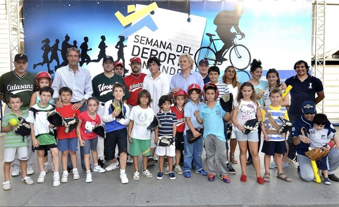 De La Serna Y Morante Con Los Participantes De La Sesión De Béisbol 