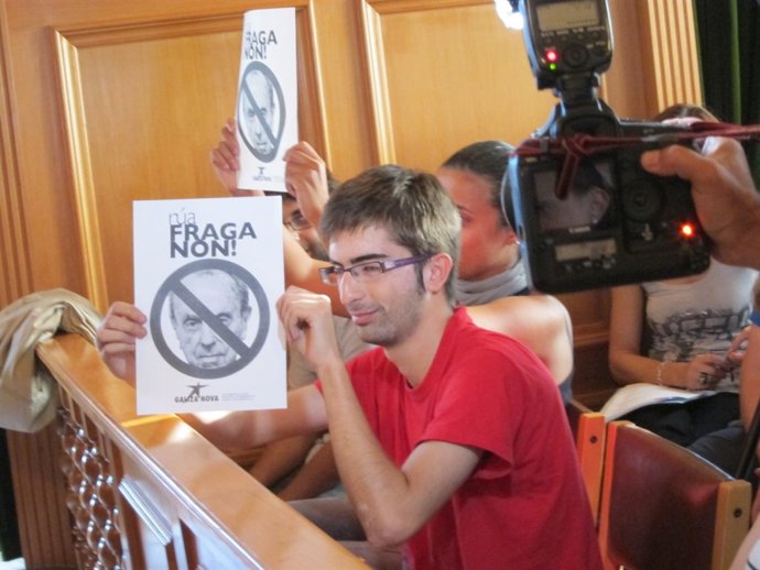 Pancartas De Rechazo Por Parte De Asistentes Al Pleno