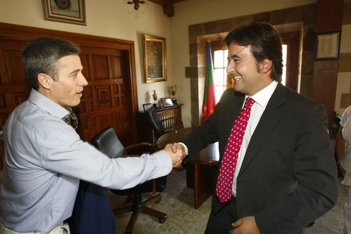 El Director General De Cultura Y El Alcalde