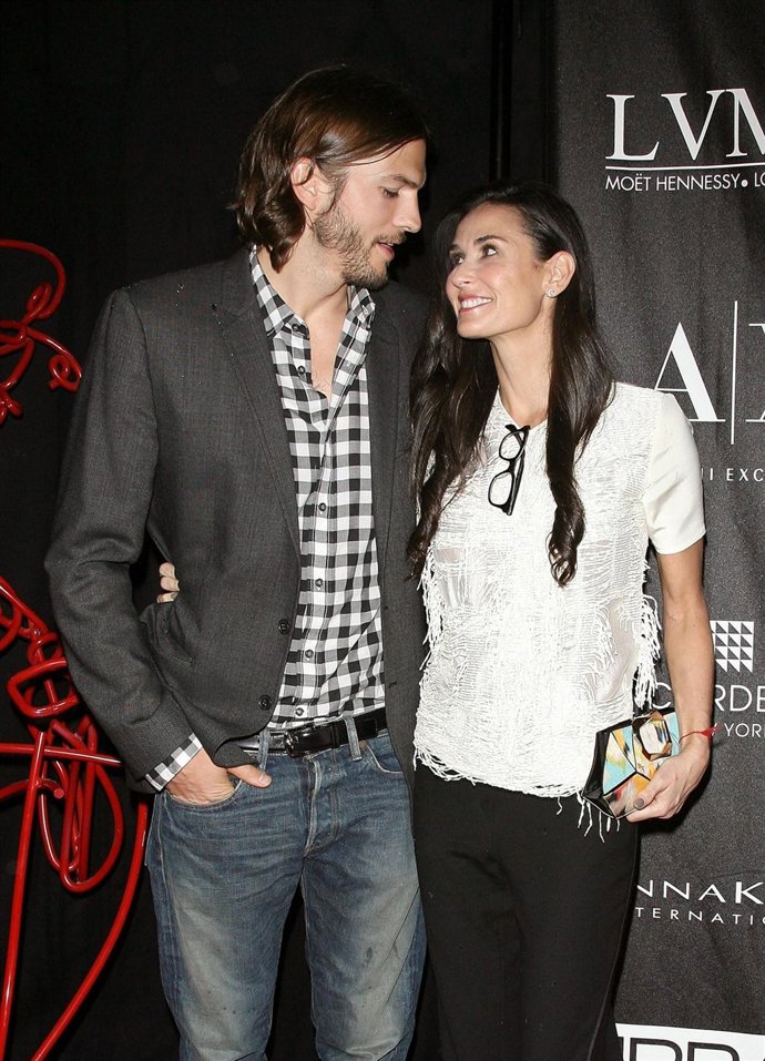 Ahston Kutcher Y Demi Moore Mirándose