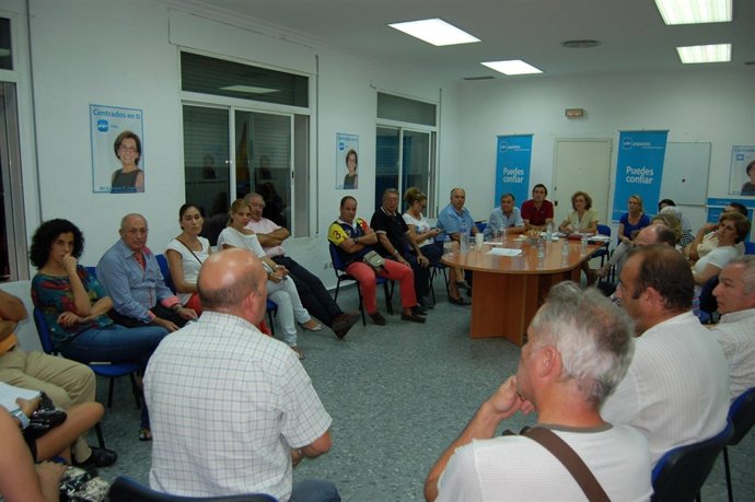 La Presidenta Del PP De Alcalá De Guadaíra, En Su Reunión Con Los Comerciantes