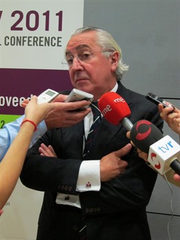 El Presidente De La Asociaición Internacional De Juristas Vino, Félix S. Pérez