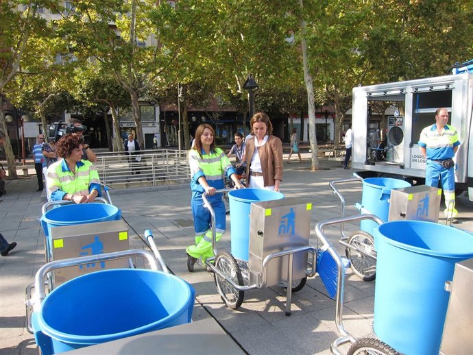 Gamarra Observa Parte De La Nueva Equipación De Limpieza