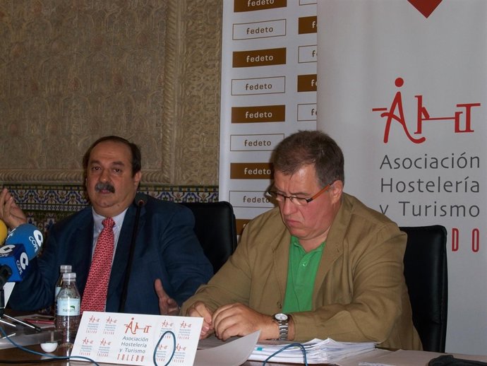 Presidente Y Secretario De La Asociación De Hosteleros